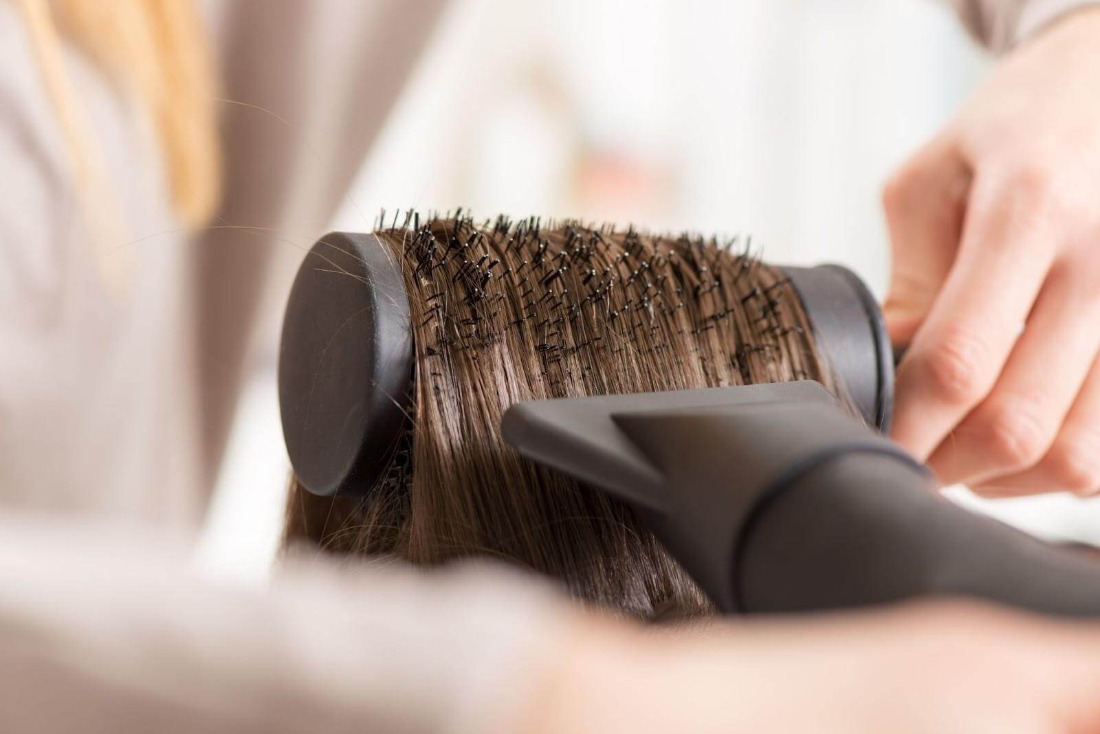 Jak unikać uszkodzeń włosów podczas stylizacji gorącymi narzędziami?
