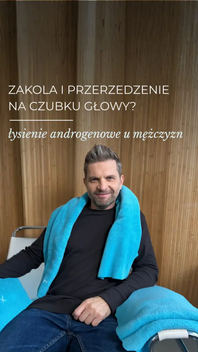 Zaczęło się od zakoli, cofającej się linii włosów albo przerzedzenia na czubku głowy? 👀 To mogą być pierwsze sygnały łysienia androgenowego.

Dobra wiadomość? Im wcześniej zaczniesz działać, tym większa szansa na spowolnienie tego procesu i utrzymanie włosów w dobrej kondycji 💪🏼 Nie czekaj, aż problem stanie się naprawdę widoczny!

Zauważyłeś u siebie któryś z tych sygnałów? 👇🏼

#łysienieandrogenowe #zakola #wypadaniewłosów #męskiewłosy #trychologia